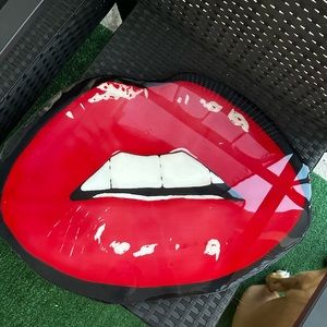 “Lips” wall hanger